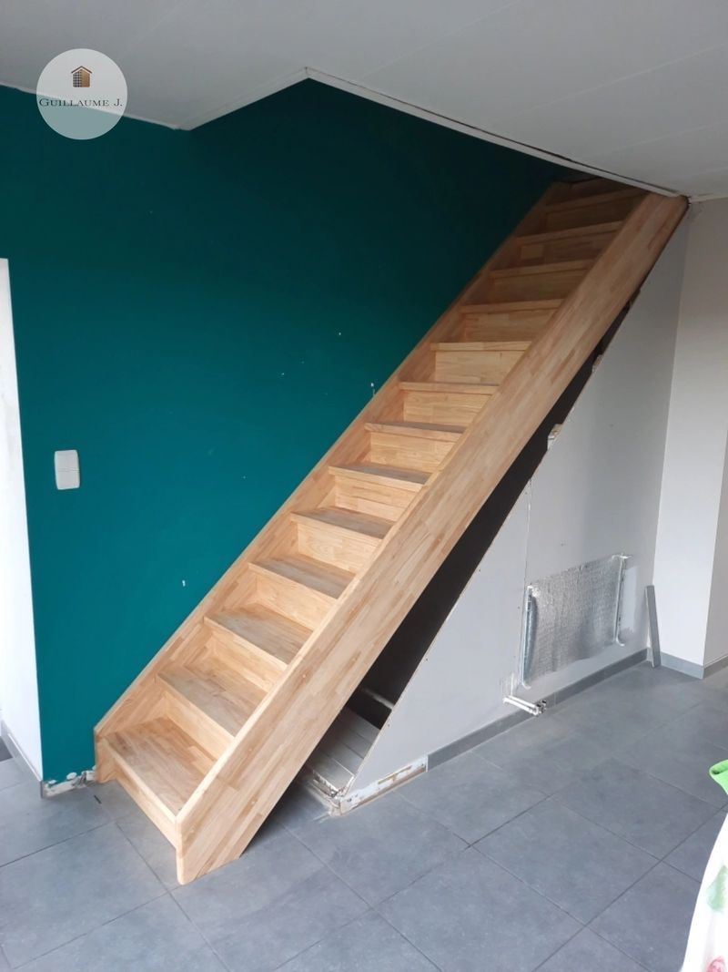 Escalier droit en bois, vue de côté – Guillaume Menuiserie