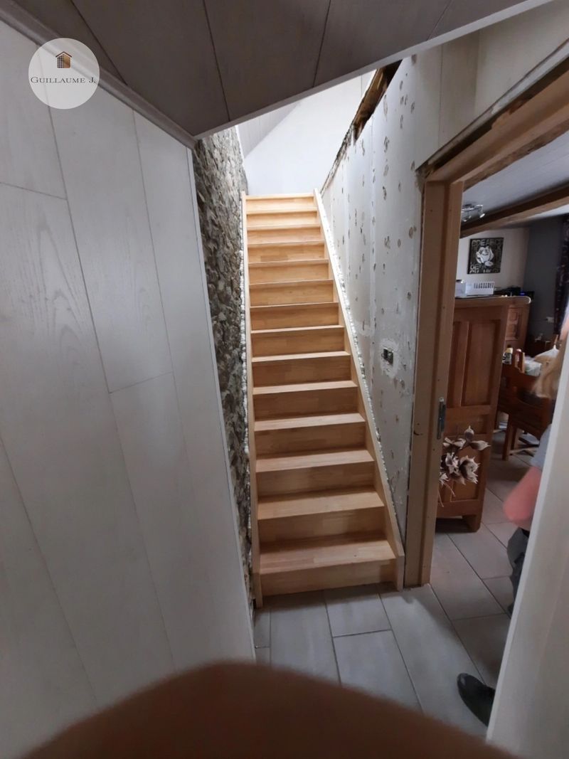 Escalier droit en bois le long d'un mur en pierre – Guillaume Menuiserie