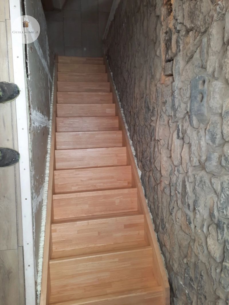 Escalier en bois le long d'un mur en pierre – Guillaume Menuiserie
