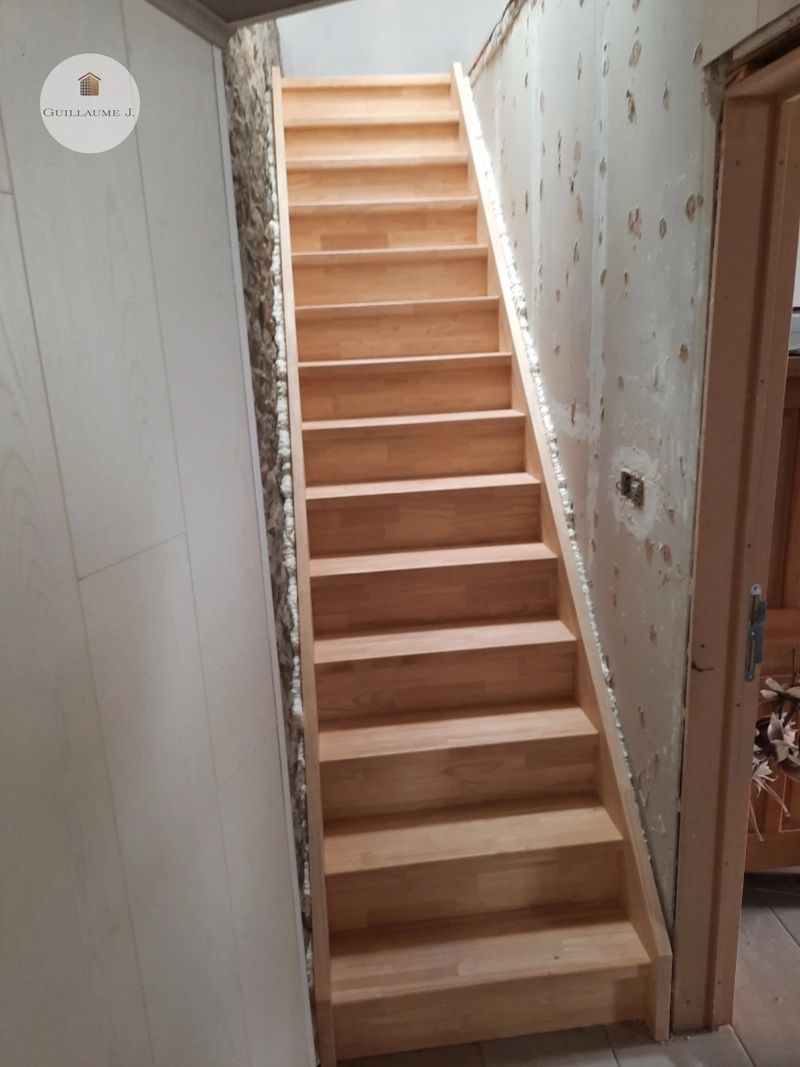 Escalier droit en bois entre deux murs – Guillaume Menuiserie