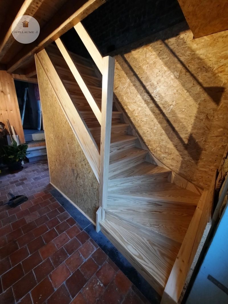 Escalier balancé en cours de pose – Guillaume Menuiserie