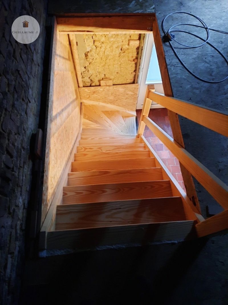 Escalier en bois vers les combles – Guillaume Menuiserie