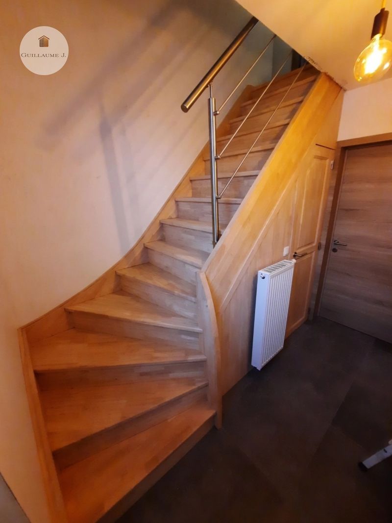 Escalier quart tournant en bois avec rampe – Guillaume Menuiserie