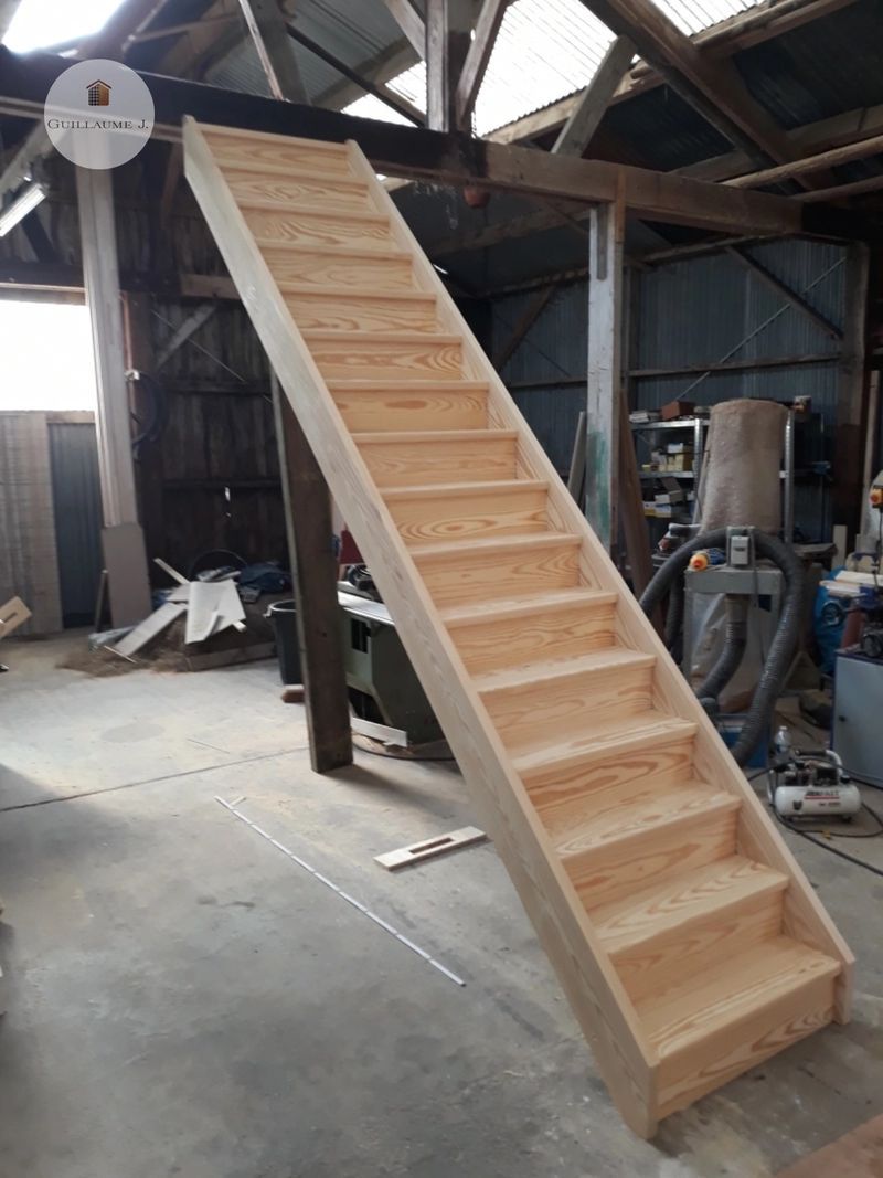 Escalier droit en bois à l'atelier – Guillaume Menuiserie