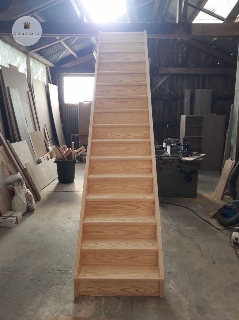 Escalier droit en bois en fabrication – Guillaume Menuiserie