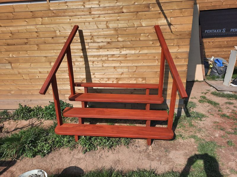 Escalier extérieur en bois avec rampes – Guillaume Menuiserie