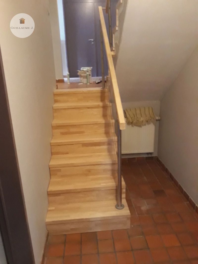 Escalier droit en bois clair avec rampe – Guillaume Menuiserie