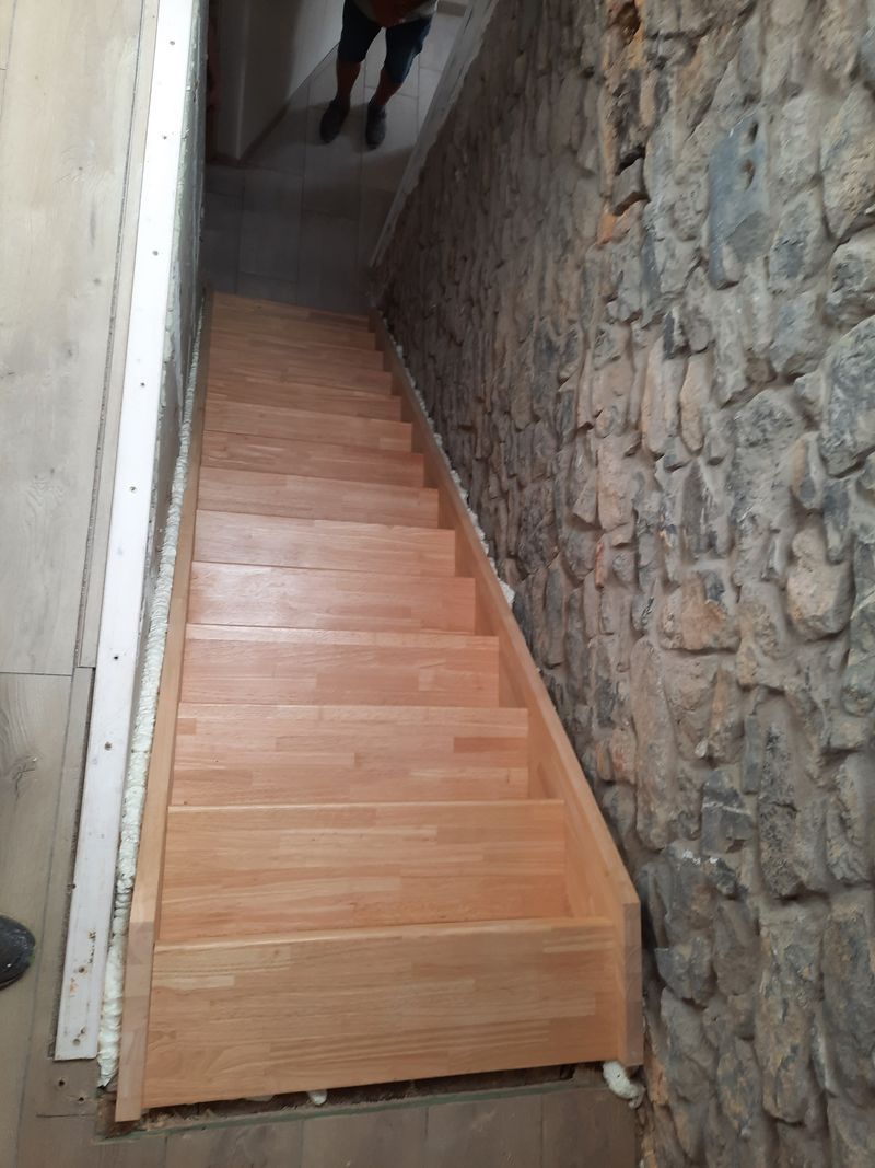 Escalier droit en bois le long d'un mur en pierre – Guillaume Menuiserie