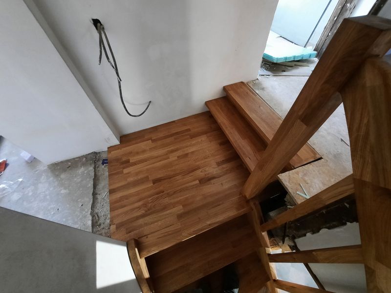 Palier et départ d'escalier en bois – Guillaume Menuiserie