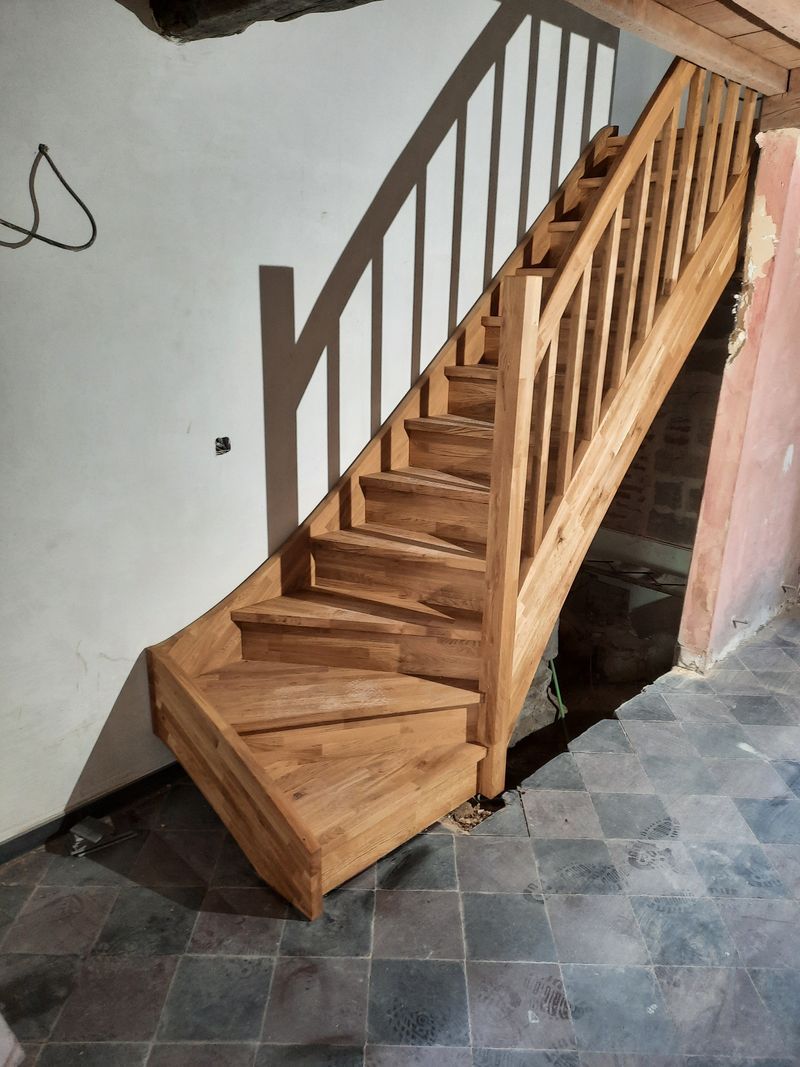 Escalier balancé en bois avec rampe – Guillaume Menuiserie
