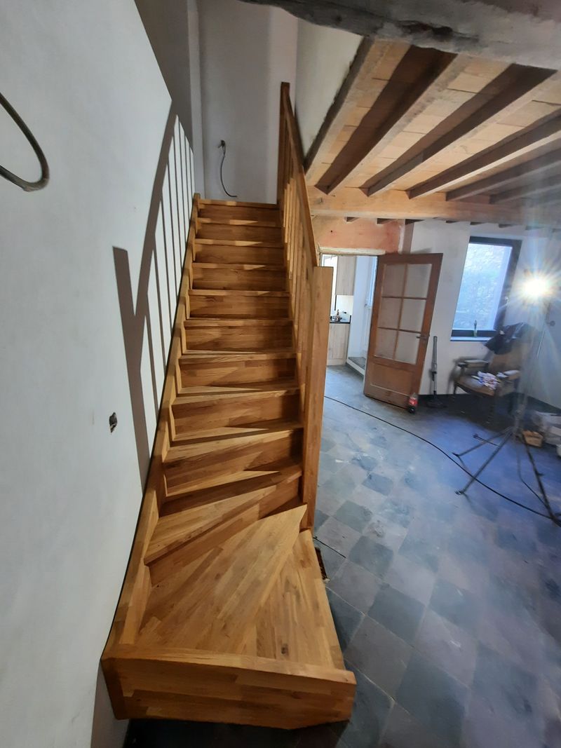 Escalier tournant en bois avec balustres – Guillaume Menuiserie