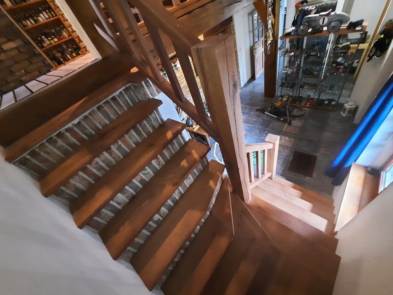 Escalier en bois vu d'en haut – Guillaume Menuiserie