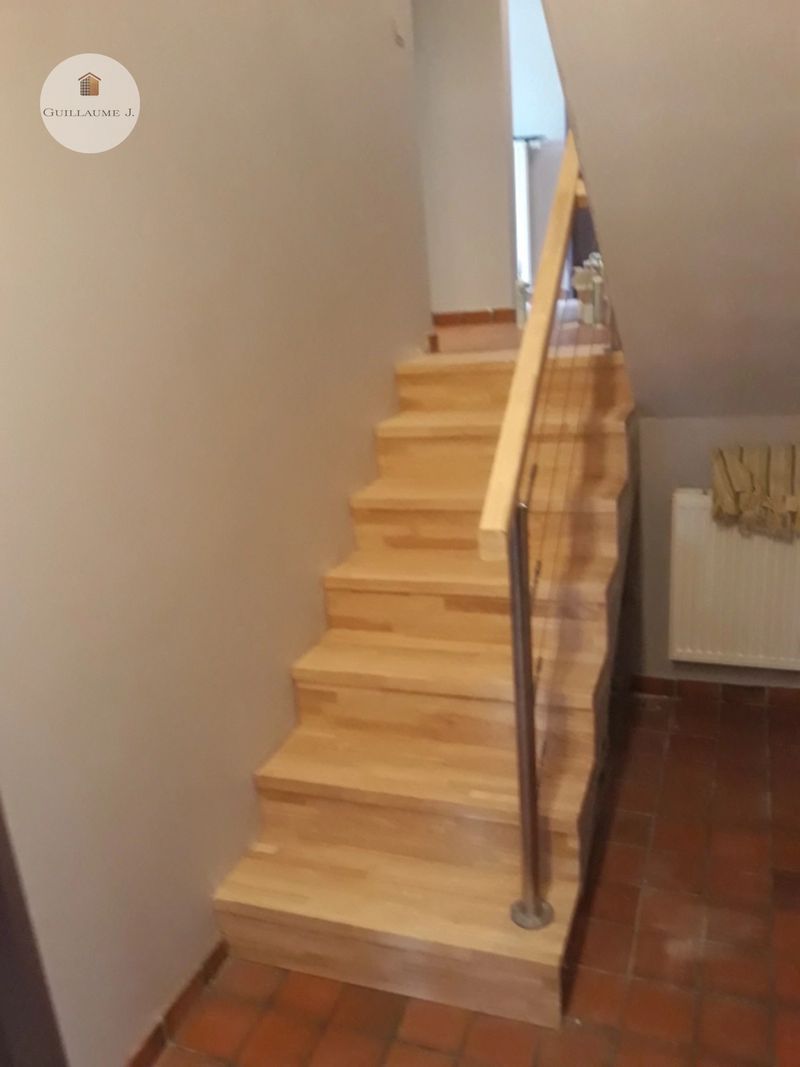 Escalier droit en bois clair – Guillaume Menuiserie