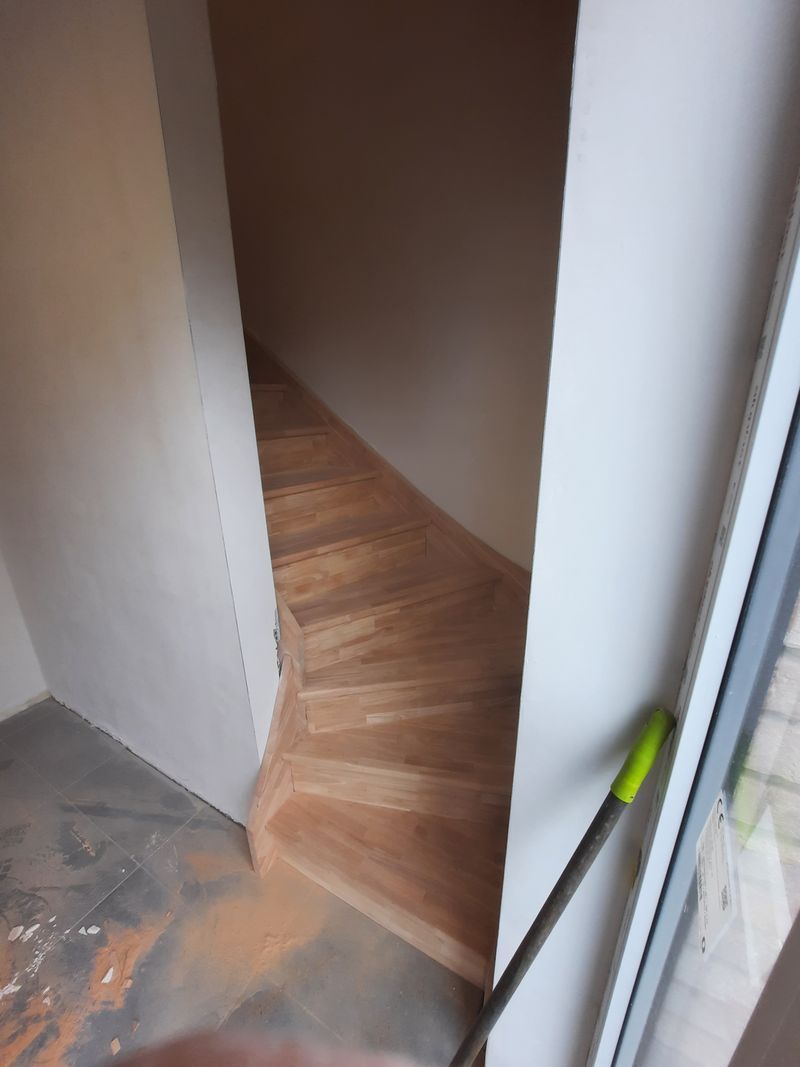 Escalier en bois entre deux murs – Guillaume Menuiserie