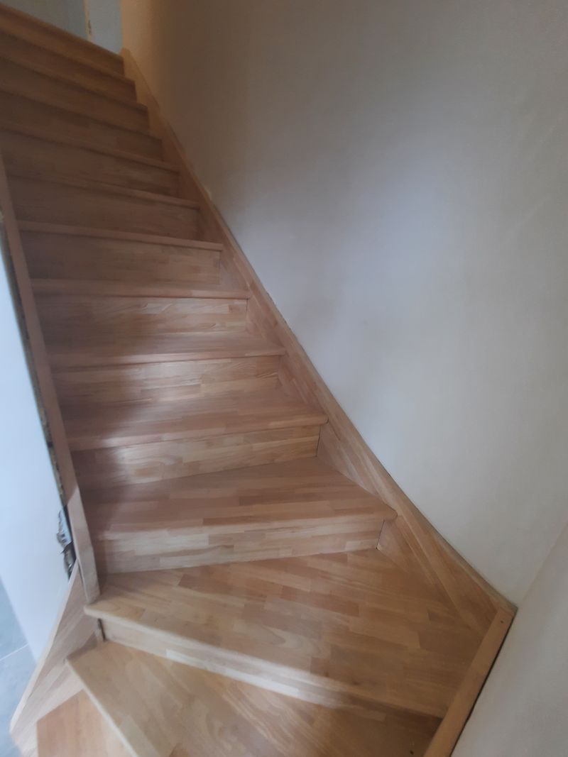 Escalier en bois tournant en cours de pose – Guillaume Menuiserie