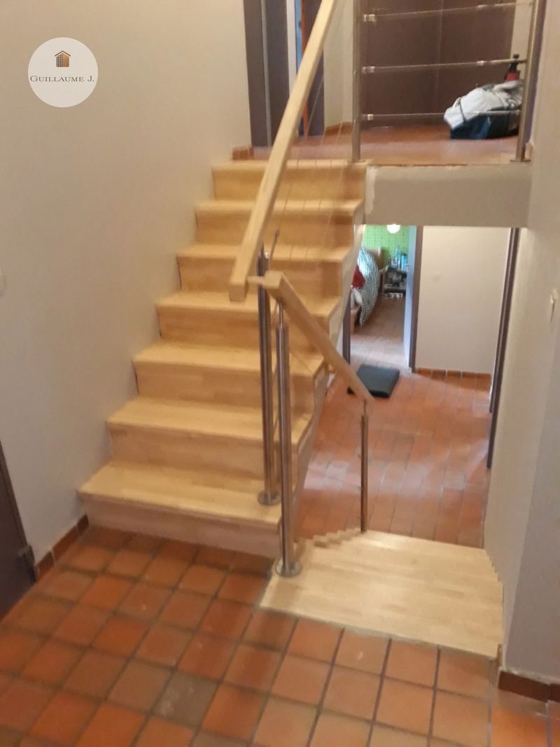 Escalier droit en bois avec garde-corps – Guillaume Menuiserie
