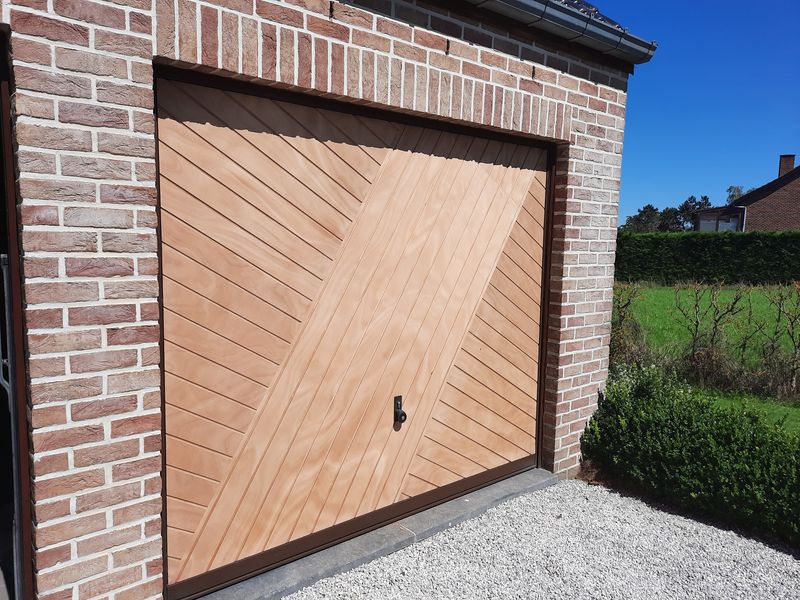 Porte de garage en bois – Guillaume Menuiserie