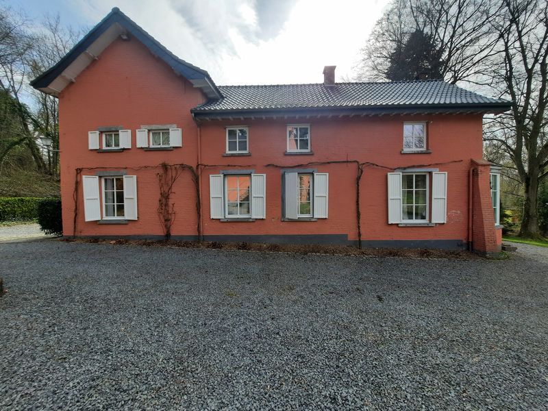 Façade de maison avec châssis et volets – Guillaume Menuiserie
