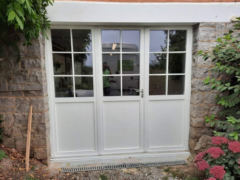Porte-fenêtre double à petits bois – Guillaume Menuiserie