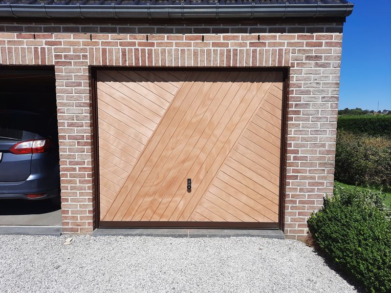 Porte de garage en bois – Guillaume Menuiserie