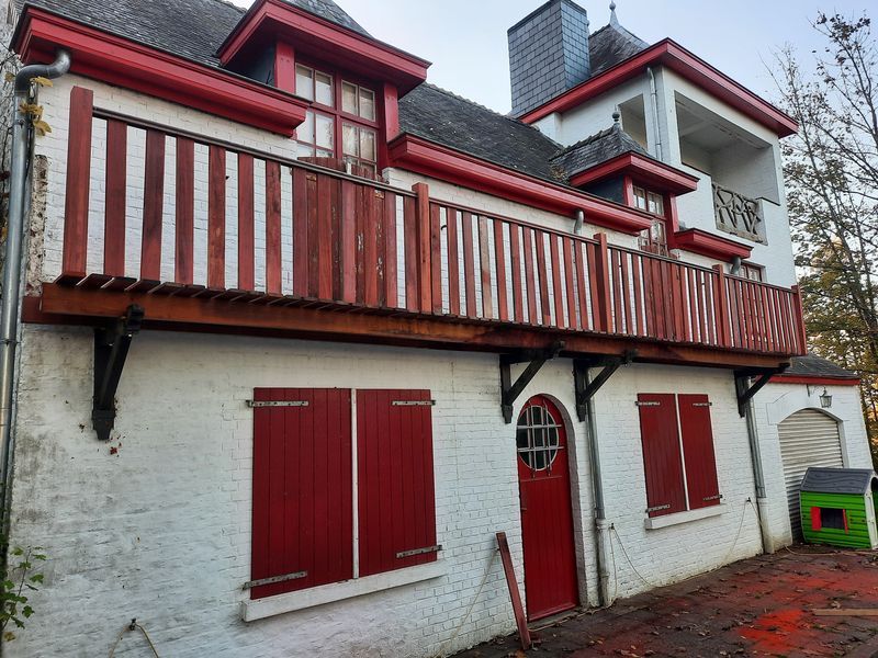 Balcon en bois sur façade blanche – Guillaume Menuiserie