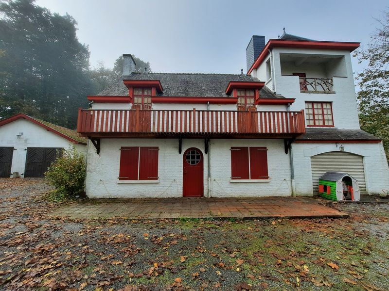 Balcon en bois et volets rouges – Guillaume Menuiserie