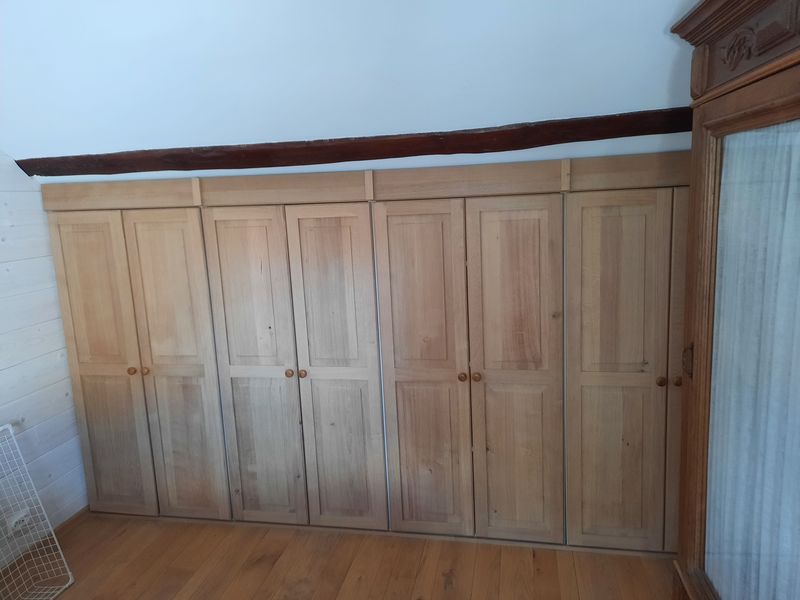 Dressing en bois sous combles – Guillaume Menuiserie