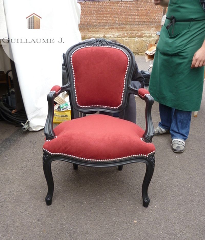 Fauteuil de style regarni en rouge – Guillaume Menuiserie