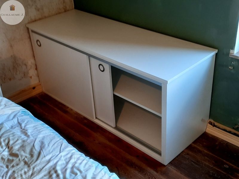 Meuble bas à portes coulissantes ouvert – Guillaume Menuiserie