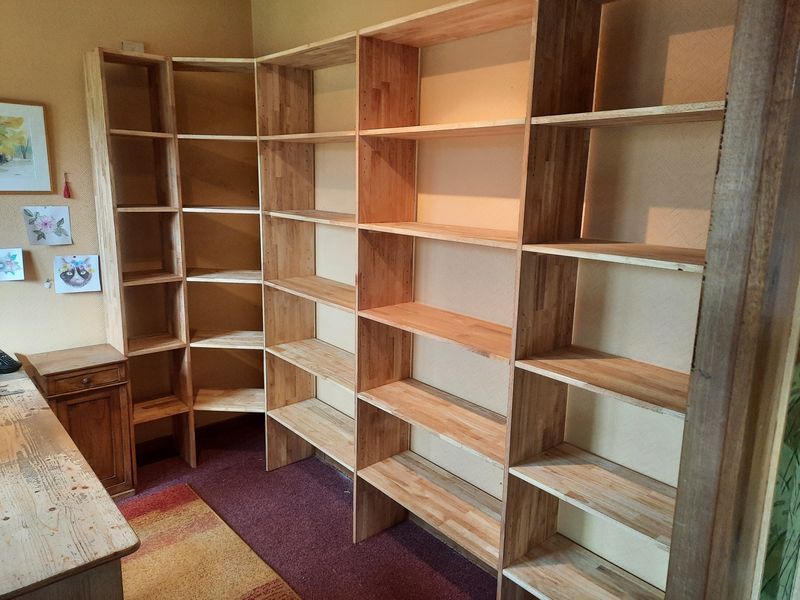 Bibliothèque d'angle en bois – Guillaume Menuiserie