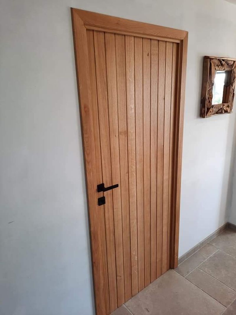 Porte intérieure en bois à lames verticales – Guillaume Menuiserie