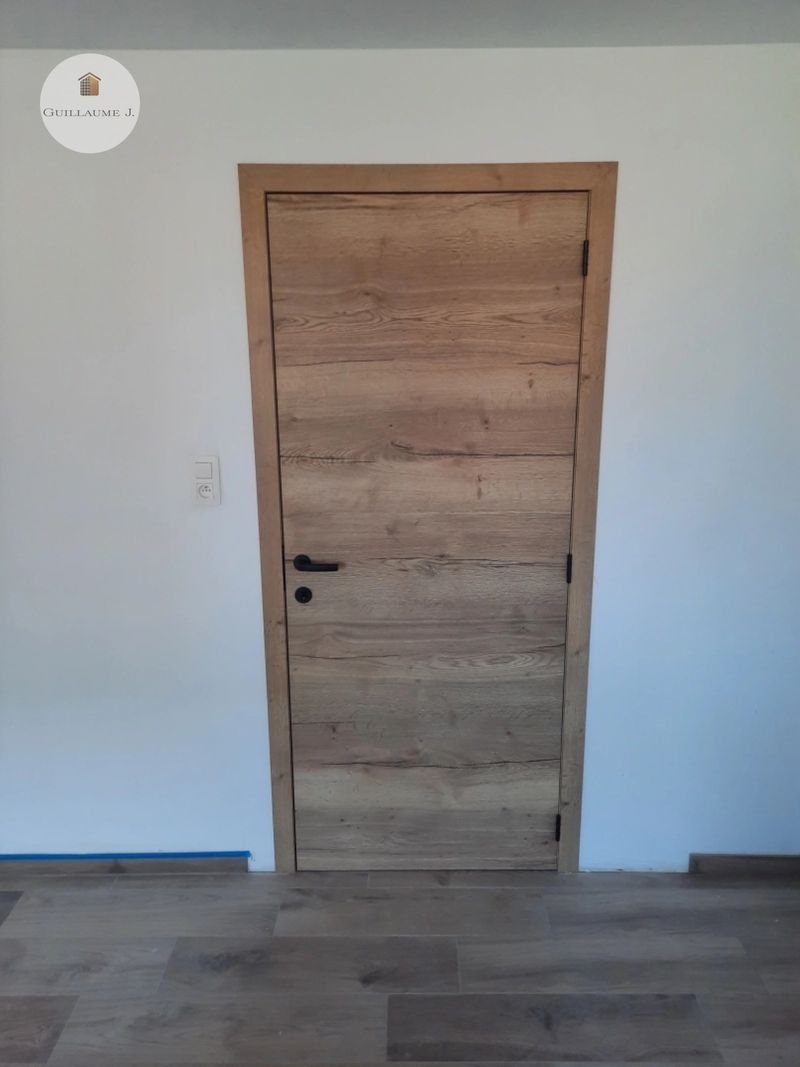 Porte intérieure moderne en décor bois – Guillaume Menuiserie