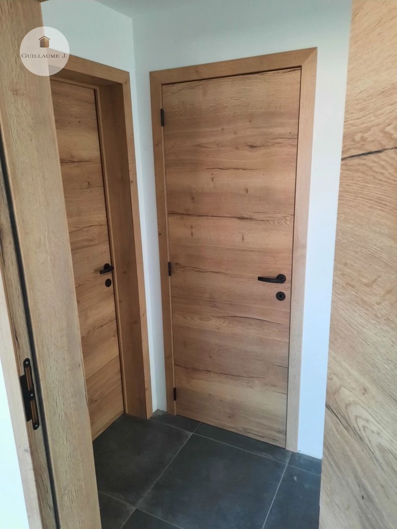 Porte intérieure moderne en décor bois – Guillaume Menuiserie