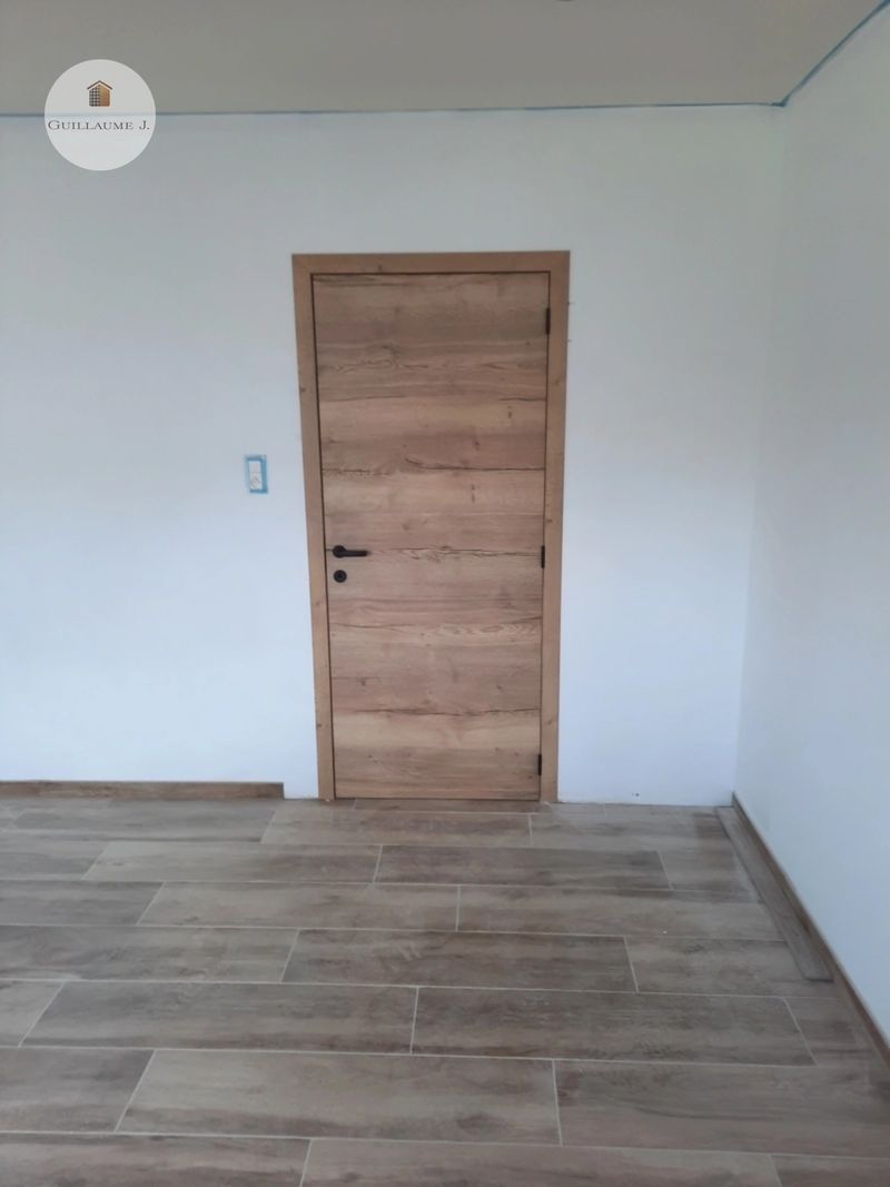 Porte intérieure moderne en décor bois – Guillaume Menuiserie