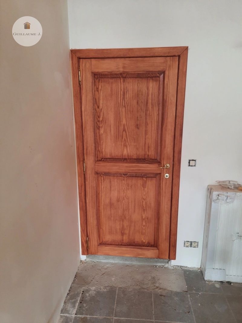 Porte intérieure en bois teinté à panneaux – Guillaume Menuiserie