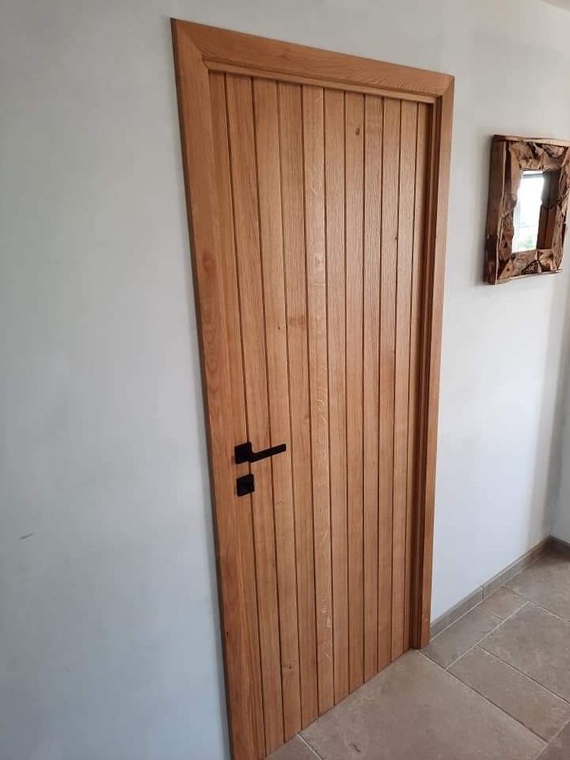 Porte intérieure en bois à lames verticales – Guillaume Menuiserie